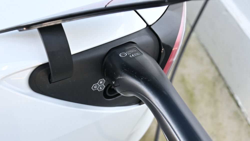 Como carregar um carro elétrico em casa de forma rápida e segura?